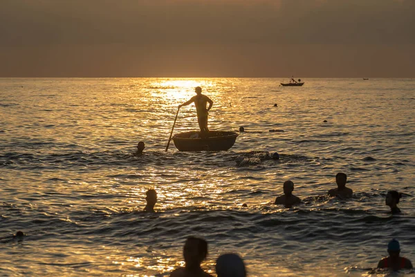 Danang Vietnam Junio 2020 Salvavidas Marino Vietnamita Bote Bambú Tejido —  Fotos de Stock