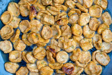 Tayland 'daki yerel sokak pazarında sebzeli kızarmış soya tortillası, yakın. Tayland yemeği.