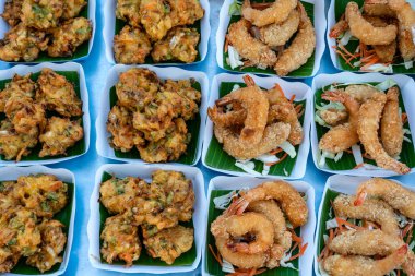 Kızarmış sebze ve karides Tayland 'da yerel bir markette, yakın mesafede. Tayland yemeği.