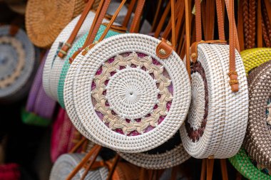 Ubud, Bali, Endonezya 'daki yerel bir hediyelik eşya pazarında ünlü Balili rattan eko çantaları. El sanatları ve hediyelik eşya dükkanı vitrinini kapatın.