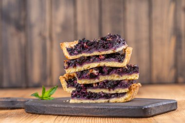 Yabanmersinli turtaların yakın görüntüsü, ev yapımı organik tatlı. Cevizli yabanmersinli tart..