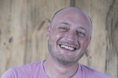 Kameraya bakan orta yaşlı, beyaz, kel bir adamın yakın çekimi. İnsanlar ve yaşam tarzı konsepti. İçerde orta yaşlı bir adamın portresi