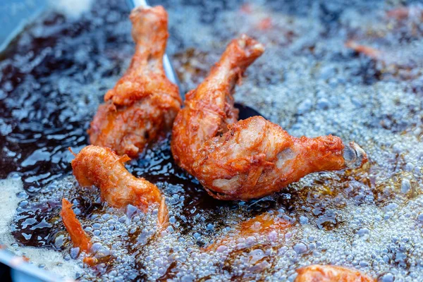 Vendedor Rua Tailandês Vende Carne Grelhada Pernas Frango Mercado Comida — Fotografia de Stock