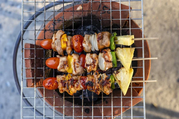 Espetos Com Pedaços Churrasco Grelhado Pimentão Verde Tomate Vermelho Carne — Fotografia de Stock