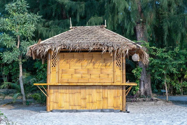 泰国Koh Phangan岛上热带沙滩上的竹屋被关闭 — 图库照片