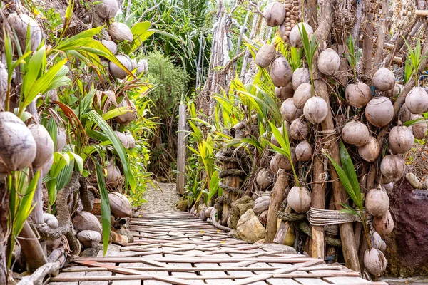 パラダイス島の熱帯ビーチにある古いココナッツと木製の橋の壁タイのコ ファンガン島 旅行のコンセプト — ストック写真