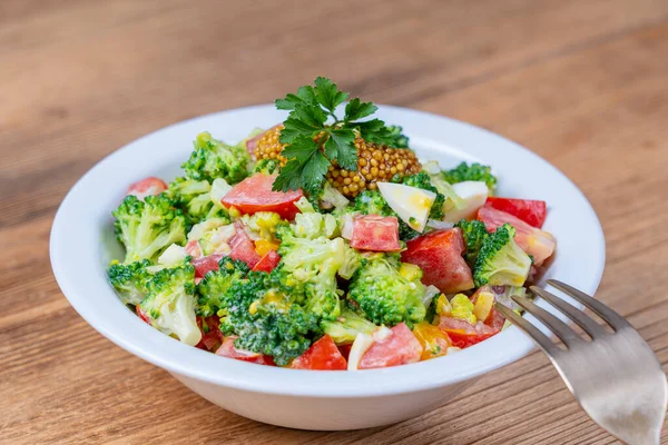 Délicieuse Salade Avec Brocoli Tomate Oignon Œuf Bouilli Avec Sauce — Photo