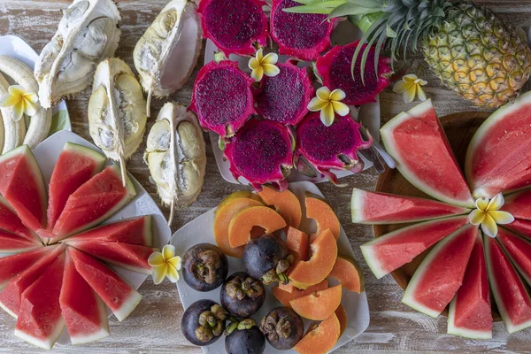 Tropiska Frukter Sortiment Närbild Ovanifrån Många Färgglada Mogna Frukter Bakgrund — Stockfoto