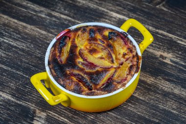 Ev yapımı organik erikli turta yenmeye hazır. Eski ahşap arka planda erik turtası, yakın plan.