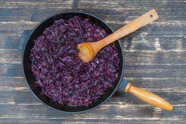 Stekt Blå Kål Med Lök Äpple Och Vitlök Stekpanna Träbord — Stockfoto