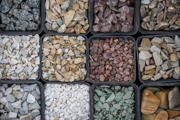 小路石背景 深色砾石卵石质感 花岗岩 大理石 许多类型的砾石鹅卵石在市场上出售 — 图库照片