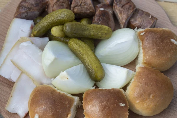 Conjunto Deliciosa Comida Ucraniana Perto Pepino Cebola Gordura Pão Linguiça — Fotografia de Stock