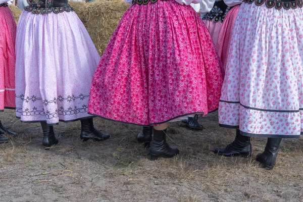 在乌克兰的一个节日期间 年轻姑娘们穿着艳丽的裙子 靠近点 — 图库照片