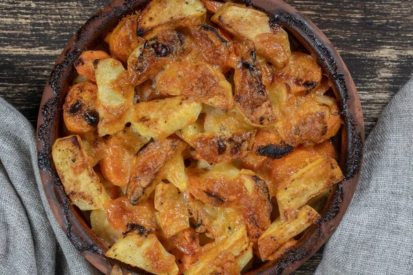 Patata Horno Zanahoria Con Queso Mesa Madera Cerca Cuenco Cerámica —  Fotos de Stock