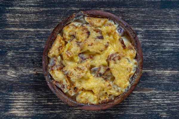 Ψητή Πατάτα Κρεμμύδι Και Σκόρδο Τυρί Στο Ξύλινο Τραπέζι Κοντά — Φωτογραφία Αρχείου