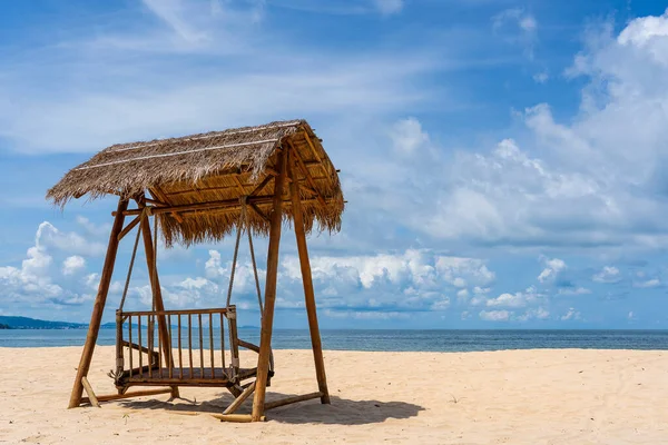 Drewniany Huśtawka Pod Strzechą Piaszczystej Plaży Tropikalnej Pobliżu Morza Wyspie — Zdjęcie stockowe