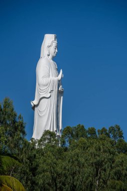 Budist tapınağındaki Buda heykelinin detayları ve Danang, Vietnam 'daki mavi gökyüzü geçmişi. Kapat.