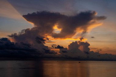 Vietnam 'ın Phu Quoc adasındaki manzara gündoğumu. Seyahat ve doğa kavramı. Sabah gökyüzü, bulutlar, güneş ve deniz suyu