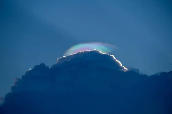 Nubes Arco Iris Sobre Una Nube Trueno Noche Cerca Ciudad — Foto de Stock