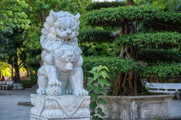 ベトナムのトロピカルガーデンの屋外公園で大理石の白いライオン像 閉じろ — ストック写真