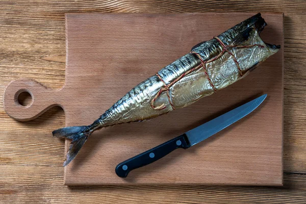 Peixe Cavala Fumado Quente Cozinha Tábua Madeira Com Faca Vista — Fotografia de Stock