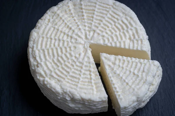 Fromage Blanc Pâte Molle Fait Maison Sur Fond Ardoise Noire — Photo