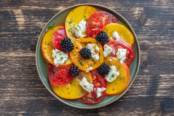 Salada Verão Colorida Com Tomates Nectarinas Amora Queijo Feta Temperada — Fotografia de Stock