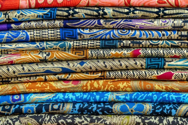 Eine Auswahl Farbenfroher Sarongs Zum Verkauf Auf Dem Lokalen Markt — Stockfoto