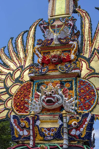 在印度尼西亚巴厘岛乌布德的中央街道上 用传统的巴厘恶魔和花卉雕塑装饰着火葬塔 为即将举行的火葬仪式做准备 靠近点 — 图库照片