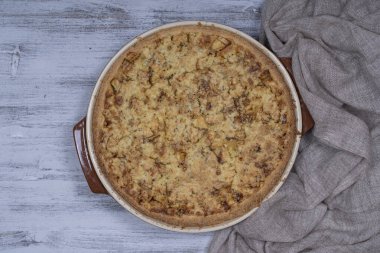 Ev yapımı organik elmalı turta yemeye hazır, kapat. Cevizli elmalı tart. Kapat, üst görünüm