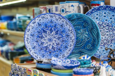 Geleneksel renkli Yunan hatıra seramik tabağı bir sokak dükkanında turistler için, yakın çekim. Kos Adası, Yunanistan.