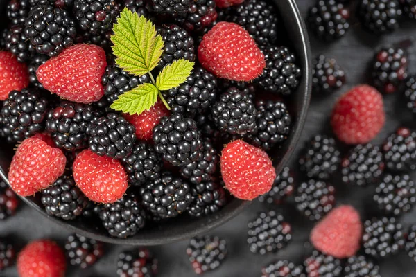 Hintergrund Aus Frischen Bio Brombeeren Und Himbeeren Hautnah Jede Menge — Stockfoto