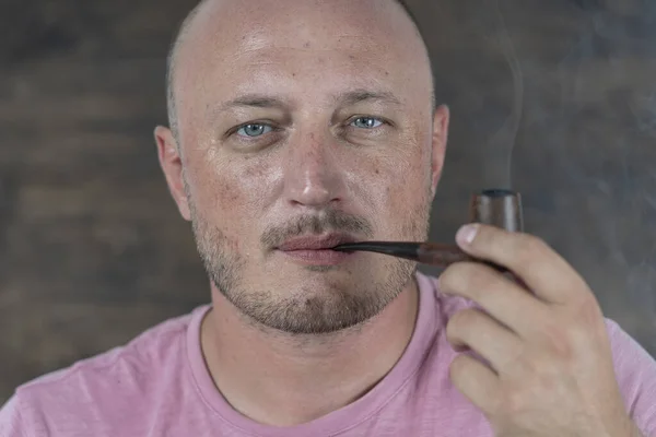 男人抽烟管 中年男子在室内的画像 坏习惯 不健康的生活方式概念 靠近点 — 图库照片