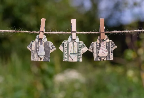 Орігамі Сорочка Доларової Банкноти Висячому Зеленому Фоні Природи Доларові Купюри — стокове фото