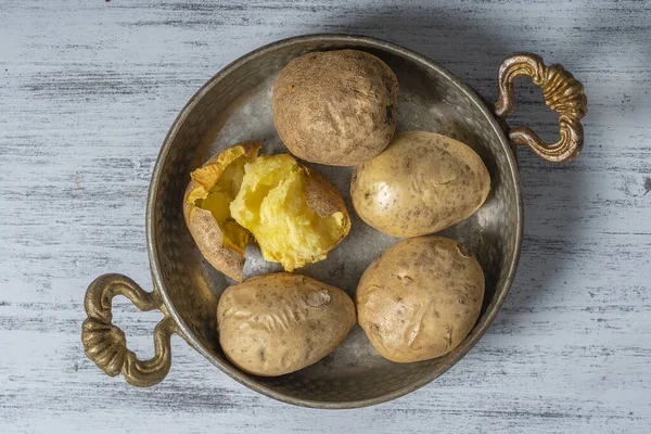 Patata Forno Una Ciotola Metallo Tavolo Legno Cibo Vegetariano Semplice — Foto Stock