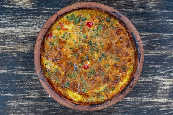 Keramická Mísa Zeleninovou Frittatou Jednoduché Vegetariánské Jídlo Frittata Rajčaty Paprikou — Stock fotografie