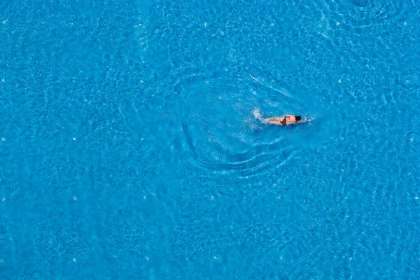 수영장에서 수영하는 여행과 — 스톡 사진