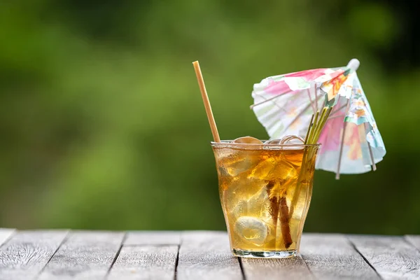 Bebida Saudável Refrescante Canela Talos Capim Limão Uma Mesa Madeira — Fotografia de Stock