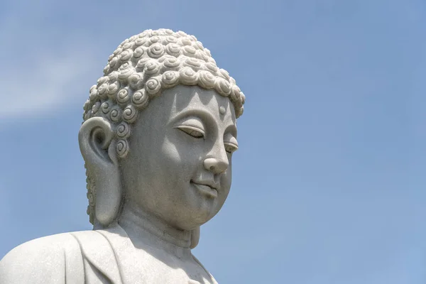 Détail Statue Marbre Tête Bouddha Dans Temple Bouddhiste Fond Bleu — Photo