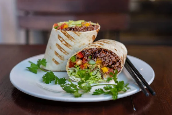 Veganer Burrito Rohkost Wrap Mit Veganen Zutaten Auf Einem Teller — Stockfoto