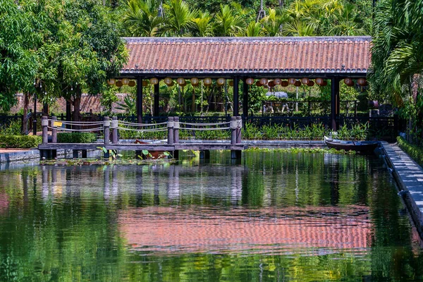 Danang Vietnam Daki Tropikal Bir Bahçede Gölet Üzerinde Tahta Iskele — Stok fotoğraf