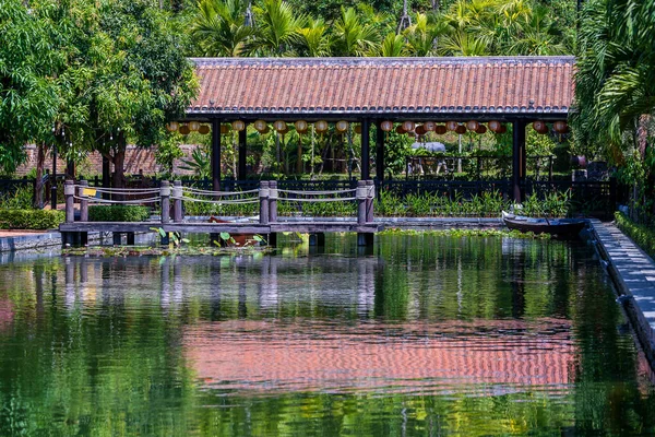 Muelle Madera Estanque Jardín Tropical Danang Vietnam Concepto Viaje Naturaleza — Foto de Stock