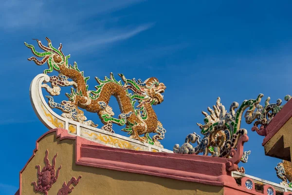 Colorida Escultura Dragón Techo Templo Budista Isla Phu Quoc Vietnam —  Fotos de Stock