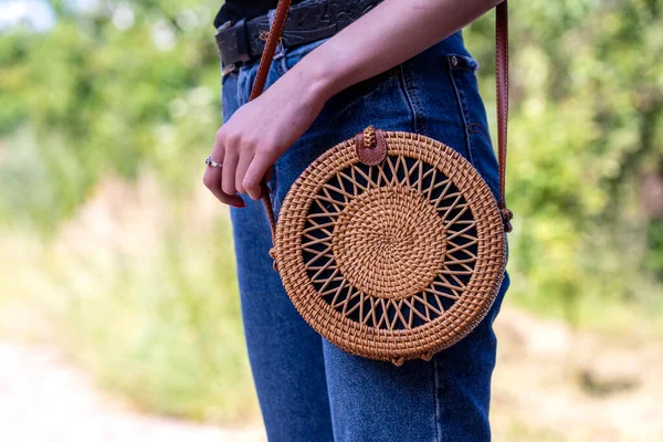 Jeune Fille Avec Moderne Élégant Sac Rond Paille Sur Fond — Photo