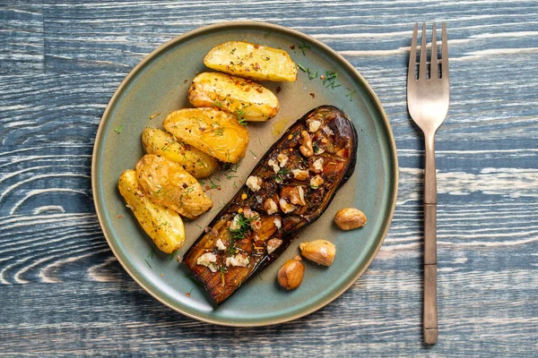 Patatine Fritte Melanzane Forno Con Noci Aglio Erbe Aromatiche Piatto — Foto Stock