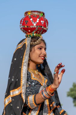PUSHKAR, INDIA - 16 Kasım 2018: Çölde Hintli genç kız Thar zamanında Pushkar Camel Mela kutsal şehir Pushkar, Rajasthan, Hindistan, yakın portre