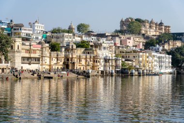 UDAIPUR, INDIA - 23 Kasım 2018: Kutsal Udaipur, Rajasthan, Hindistan 'daki Pichola Gölü' nden şehir manzarasını ve eski kasabayı görmek için tekne gezisi