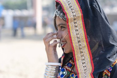 PUSHKAR, INDIA - 16 Kasım 2018: Çölde Hintli genç kız Thar zamanında Pushkar Camel Mela kutsal şehir Pushkar, Rajasthan, Hindistan, yakın portre