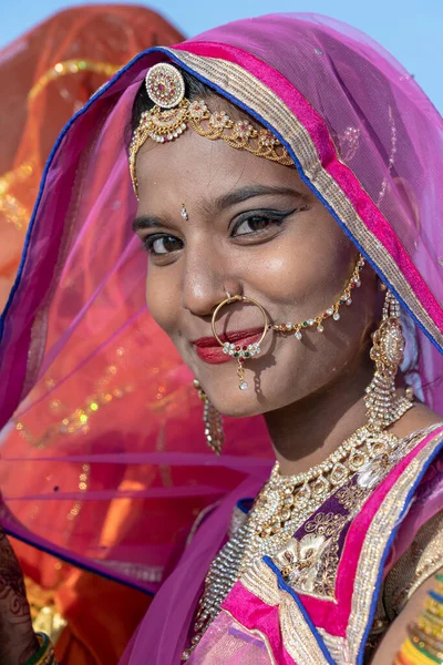 PUSHKAR, INDIA - 16 Kasım 2018: Çölde Hintli genç kız Thar zamanında Pushkar Camel Mela kutsal şehir Pushkar, Rajasthan, Hindistan, yakın portre