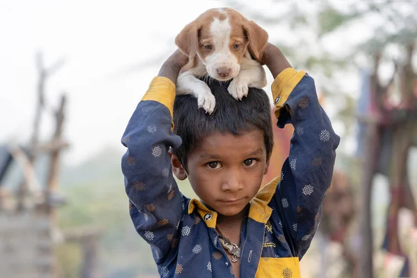 Pushkar Índia Novembro 2018 Criança Pobre Indiana Com Cachorro Pequeno — Fotografia de Stock